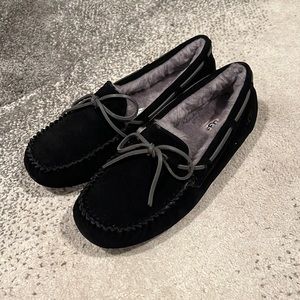 UGG Men’s black ugg slippers. Size 9M. Style: Ascot. NWT. Never worn.